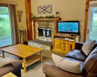 3 BR/2 Bath Post and Beam - Next to Haystack Golf Course. - Wilmington - Living room