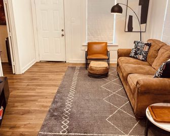 Charming 2-bedroom house with WiFi, AC in North Little Rock - North Little Rock - Living room