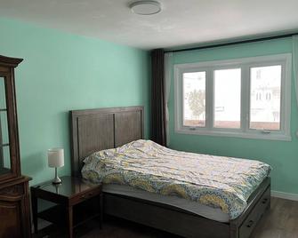 New renovated peaceful apartment with parking - Montreal - Bedroom