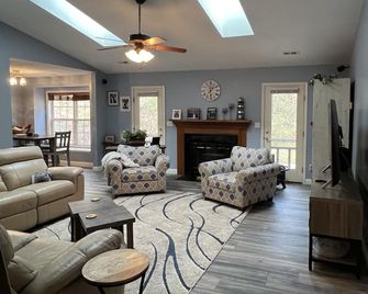 Charming 3 bedroom pet friendly home! - Fletcher - Wohnzimmer