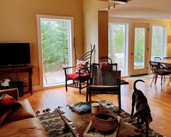 Coastal Spruce Head Retreat dog friendly & near restaurants, stores, activities. - Spruce Head - Sala de estar