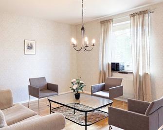 Säffle Suites by Svaneholm Hotel - Saffle - Wohnzimmer
