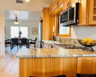 Scenic Desert Retreat • Views, Stargazing & Near Grand Canyon West - Meadview - Kitchen