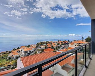 Time House Apartment by LovelyStay - Caniço - Balcony