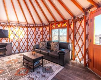 St Francis River: The Blue Yurt and Hot Tub - Fredericktown - Sala de estar