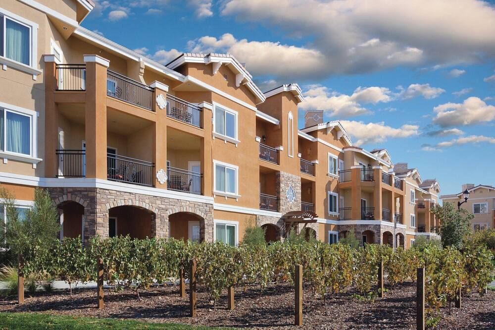 Luxurious Accommodations w/ Tuscan Charm. Gateway to the Napa Valley Wine Region - נאפה - בניין