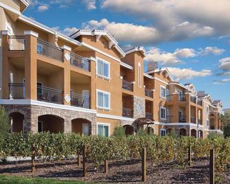 Luxurious Accommodations w/ Tuscan Charm. Gateway to the Napa Valley Wine Region - Napa - Rakennus