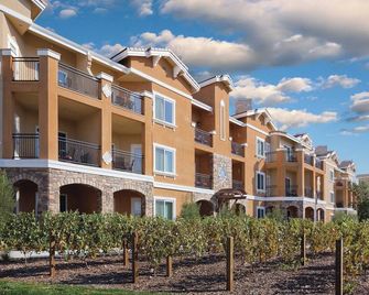 Luxurious Accommodations w/ Tuscan Charm. Gateway to the Napa Valley Wine Region - נאפה - בניין