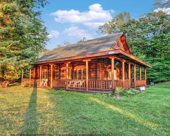 Lake Muskoka Escape Family Cottage- McVittie Island relaxation with amenities - Bracebridge - Gebäude