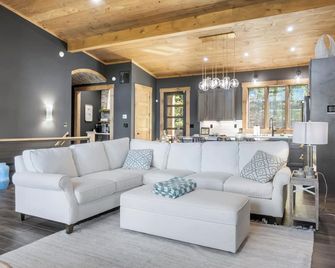 Amazing Game Room! Close to town on 3 tranquil acres with a babbling creek. - Mineral Bluff - Living room