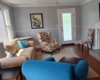 Promo 10% Weekly/20% Monthly pet Friendly On Forrest, Small Fenced Area for Pets - Mount Airy - Obývací pokoj