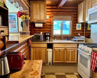 Charming Tahoe Pines Log Cabin at low elevation. See discounts. Fast internet! - Homewood - Kitchen