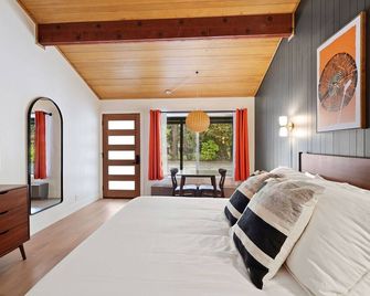 Cave Springs Resort - Dunsmuir