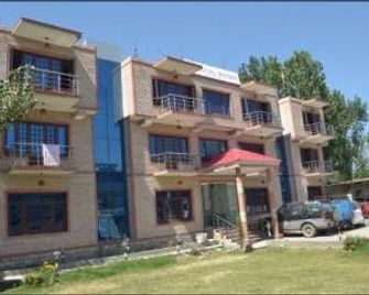 Hotel Royal Reshi - Srinagar - Building