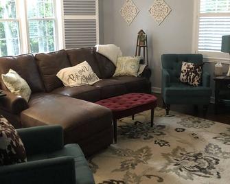 Wooded Retreat Minutes From Fair Hill and University of Delaware - Elkton - Living room