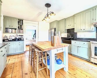 Spacious 6-Bedroom Farmhouse with Stunning Mountain Views - Belmont - Kitchen