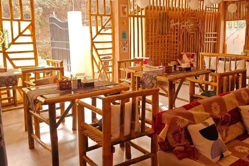 Xtsy Travellers Hostel - Shillong - Restaurant