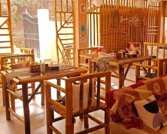 Xtsy Travellers Hostel - 西隆 - 餐廳