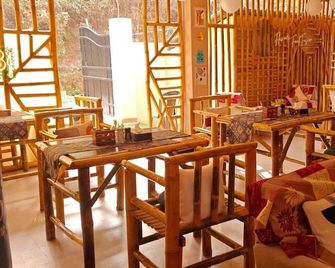 Xtsy Travellers Hostel - Shillong - Restaurant