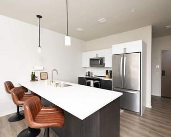 East Side Luxury 1BR Apt - Near Brady St with Balcony and Lounge - Milwaukee - Cocina