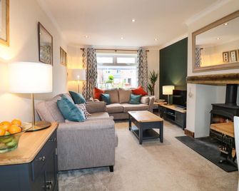 The Corner House, Pet Friendly, With Open Fire In Rocester - Uttoxeter - Huiskamer