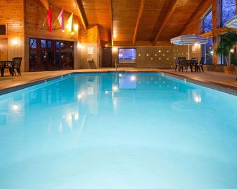 AmericInn by Wyndham West Burlington - West Burlington - Bazén