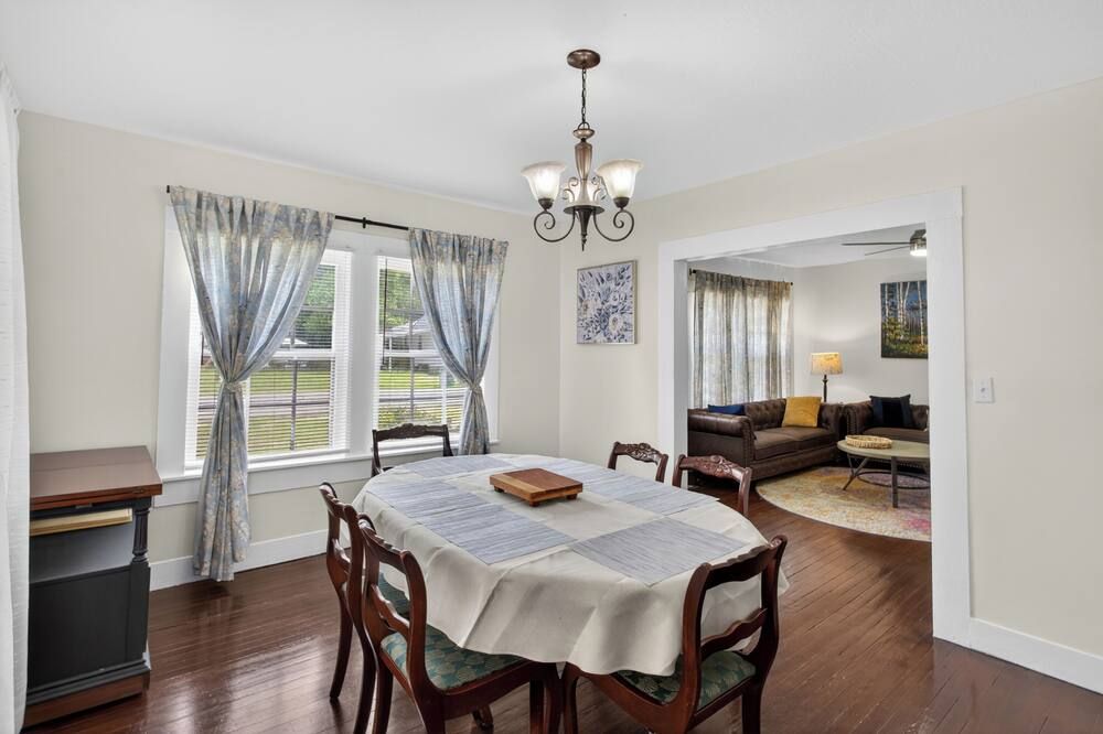 3 bedroom/1ba home King bed+2 Queen beds quiet, safe area close to everything