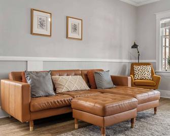 Dinos Last Post - Family Friendly 4 Bedrooms - Drumheller - Living room