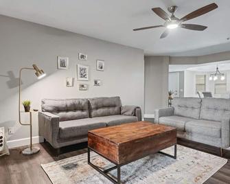 Beautiful newly remodeled 2-Bdrm Biltmore Condo - Phoenix - Wohnzimmer