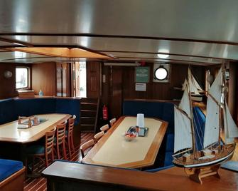 Immaculate 8-Bed Cottage in Harlingen - Harlingen - Restaurant