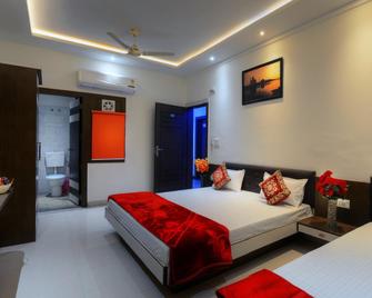 Hotel Riviera - Agra - Bedroom