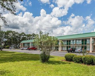 Econo Lodge - Douglas - Building