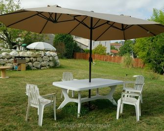 Cottage on large plot - Chenac-Saint-Seurin-d'Uzet - Patio