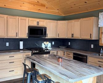 Lakeside 1-Bedroom Home with Fireplace, Full Kitchen, Decks & Utilities Included - Averill Park - Cocina