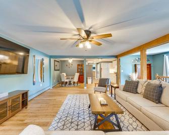 Conveniently Located Old Forge Condo Near Downtown - Old Forge - Living room