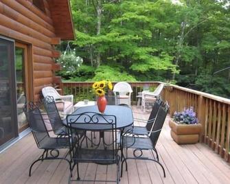 Log Cabin Chalet W/New 6-Person Hot Tub Near Kaaterskill Falls & Nolakesolakeso - Haines Falls - Balcón