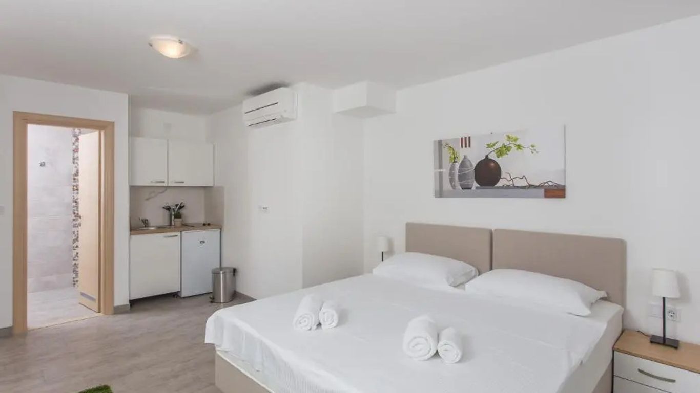 Guest House Eight Roses