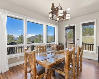 Mountain Home- Spectacular Views of Long's Peak- 10 minutes to town-3 full bath - Estes Park - Dining room