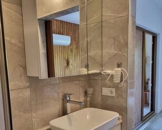 Sunset Boutique Hotel & Apartments - צ'יראלי