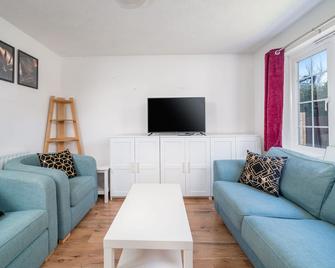 Crawley 1-Bedroom Pet Friendly Apartment - Crawley - Living room