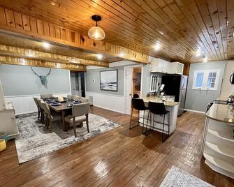 'Under The Oaks' on Buffalo Lake: Cozy Snowmobiling & Ice Fishing Cottage - Montello - Dining room