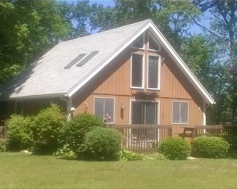 West Tisbury Home, Peaceful, Affordable, 3 Br, Near Bike Path - West Tisbury - Edificio