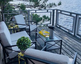 Lake House 100 yards off snowmobile trail #8. - Michigamme - Balcón