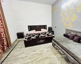 Agrawal Inn Guest House - Mathura - Bedroom