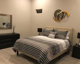 Contemporary Marana Home with a Mountain View - Marana - Спальня