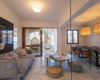 Domenica Apartments - เรทิมมอน - ห้องนั่งเล่น