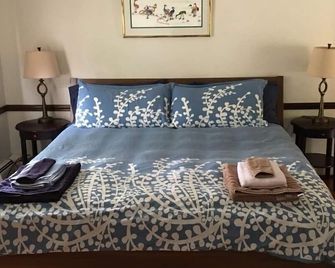 Large, late 1800s home. Secluded, yet adjacent to downtown Bar Harbor. - Bar Harbor - Bedroom