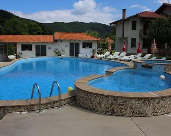 By The River Hotel Complex - Balkanets - Piscina