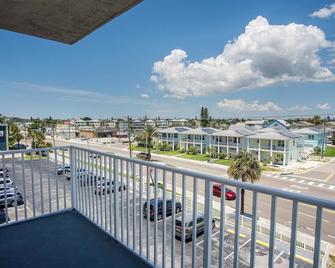 Sea Breeze 301 | Corner Unit with Dual Balconies & Sweeping Gulf-to-Bay Views - Madeira Beach - Balcony