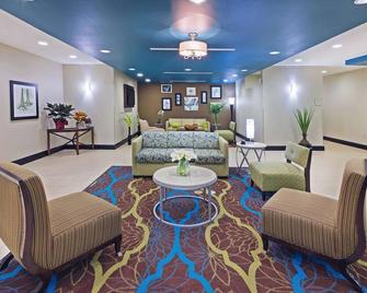 La Quinta Inn & Suites by Wyndham Floresville - Floresville - Лоббі